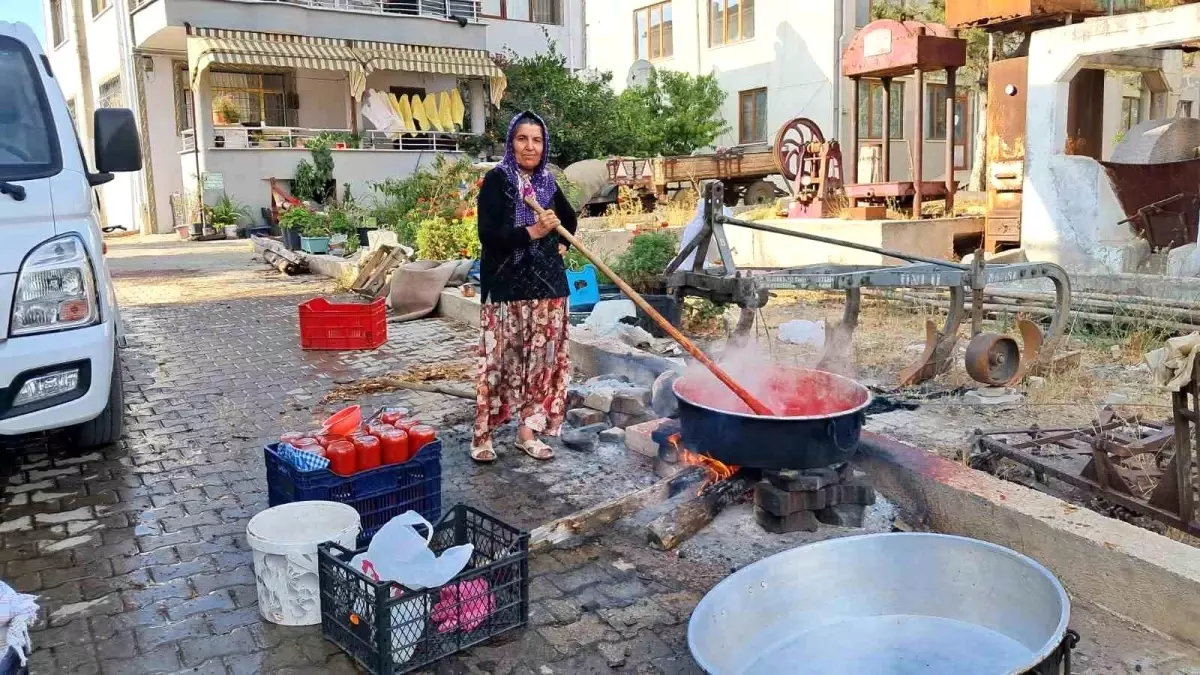 İznik’te Kadınlardan Kışlık Salça Hazırlığı