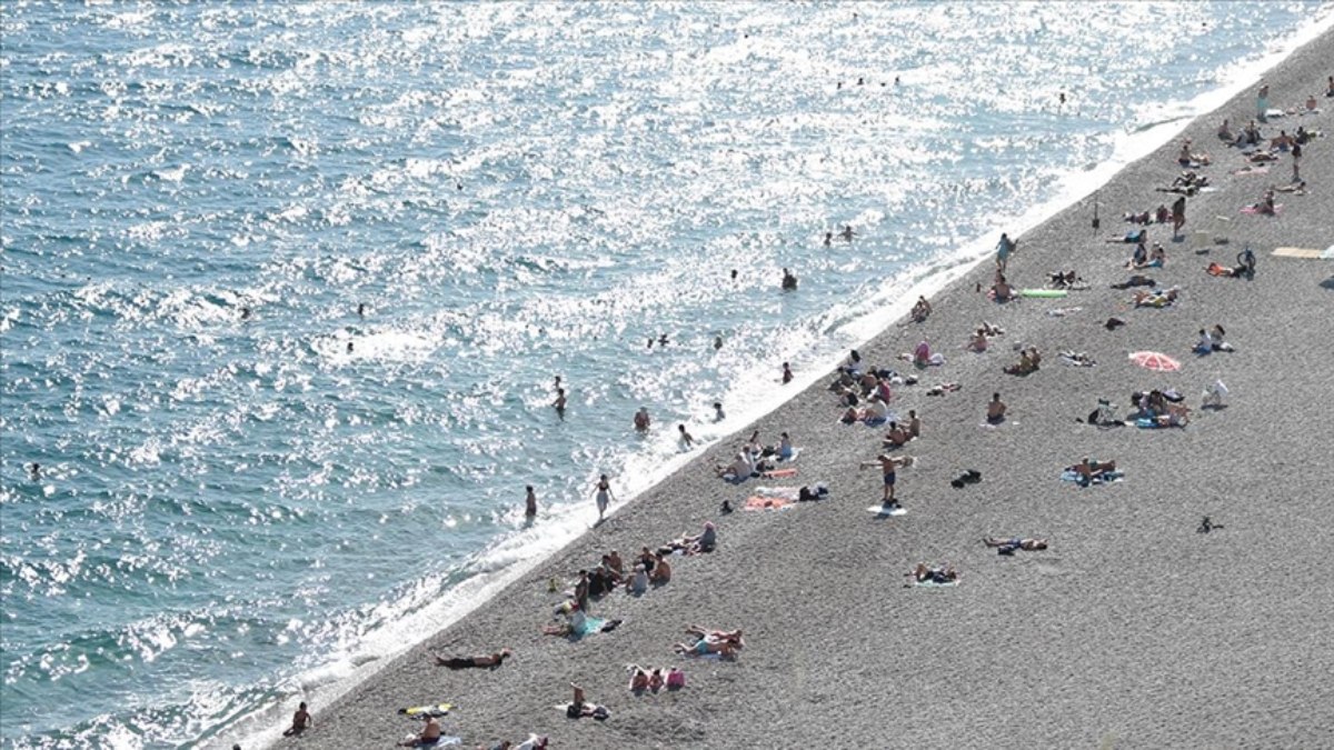 Antalya’da sıcak hava nedeniyle sahillerdeki yoğunluk sürüyor