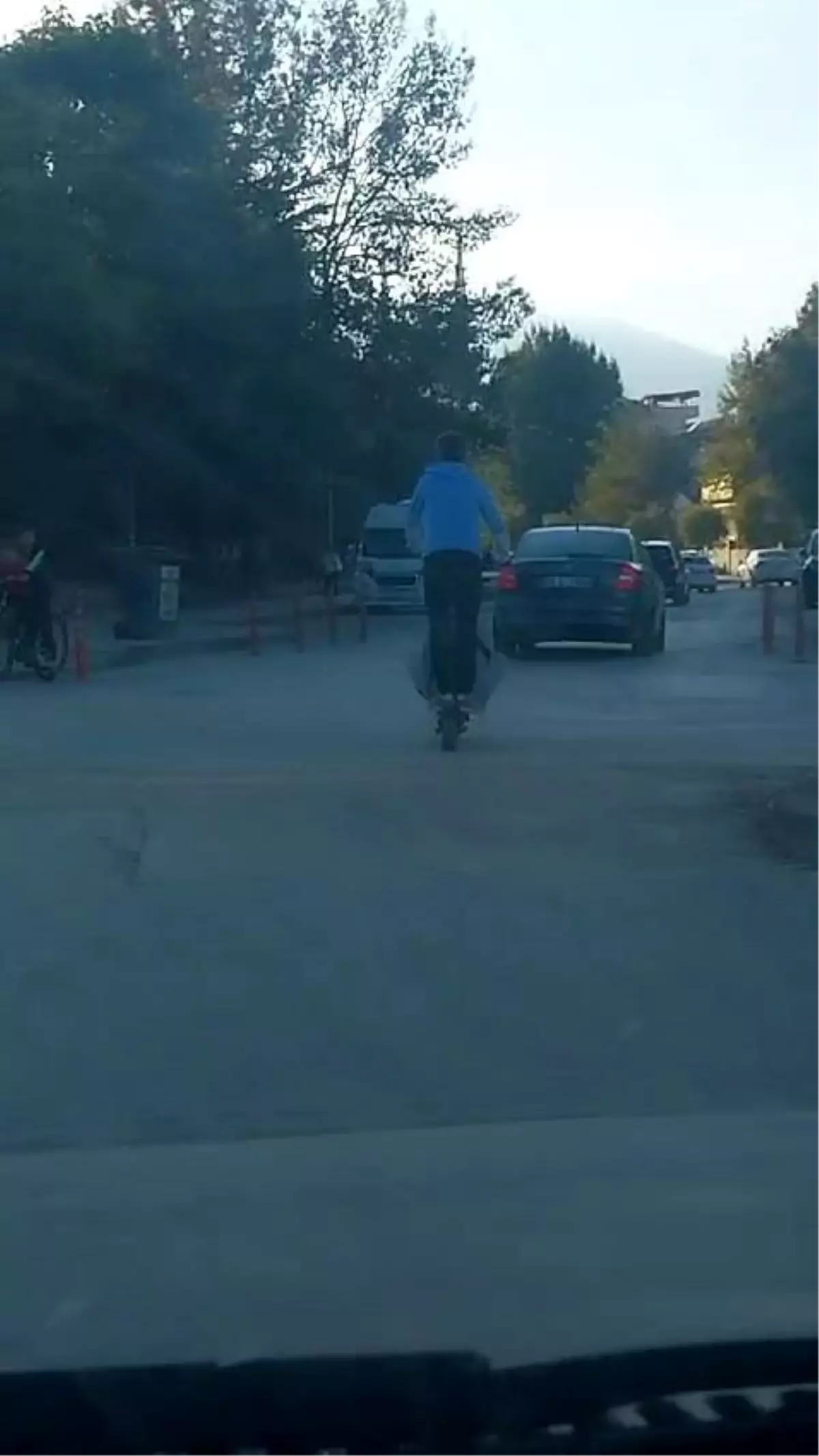 İnegöl’de Tehlikeli Scooter Yolculuğu