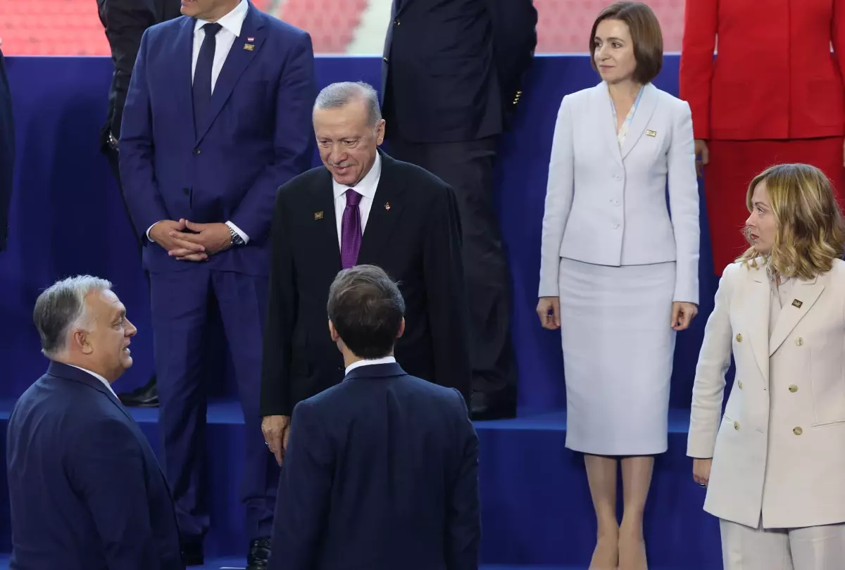 Cumhurbaşkanı Erdoğan, Avrupa Siyasi Topluluğu Zirvesi aile fotoğrafı çekimine katıldı