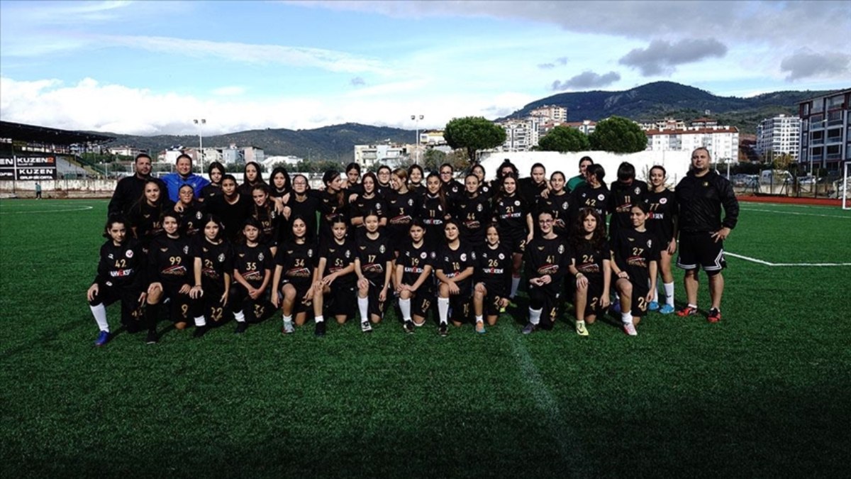 Balıkesir’de öğretmen baba kızı için futbol kulübü kurdu